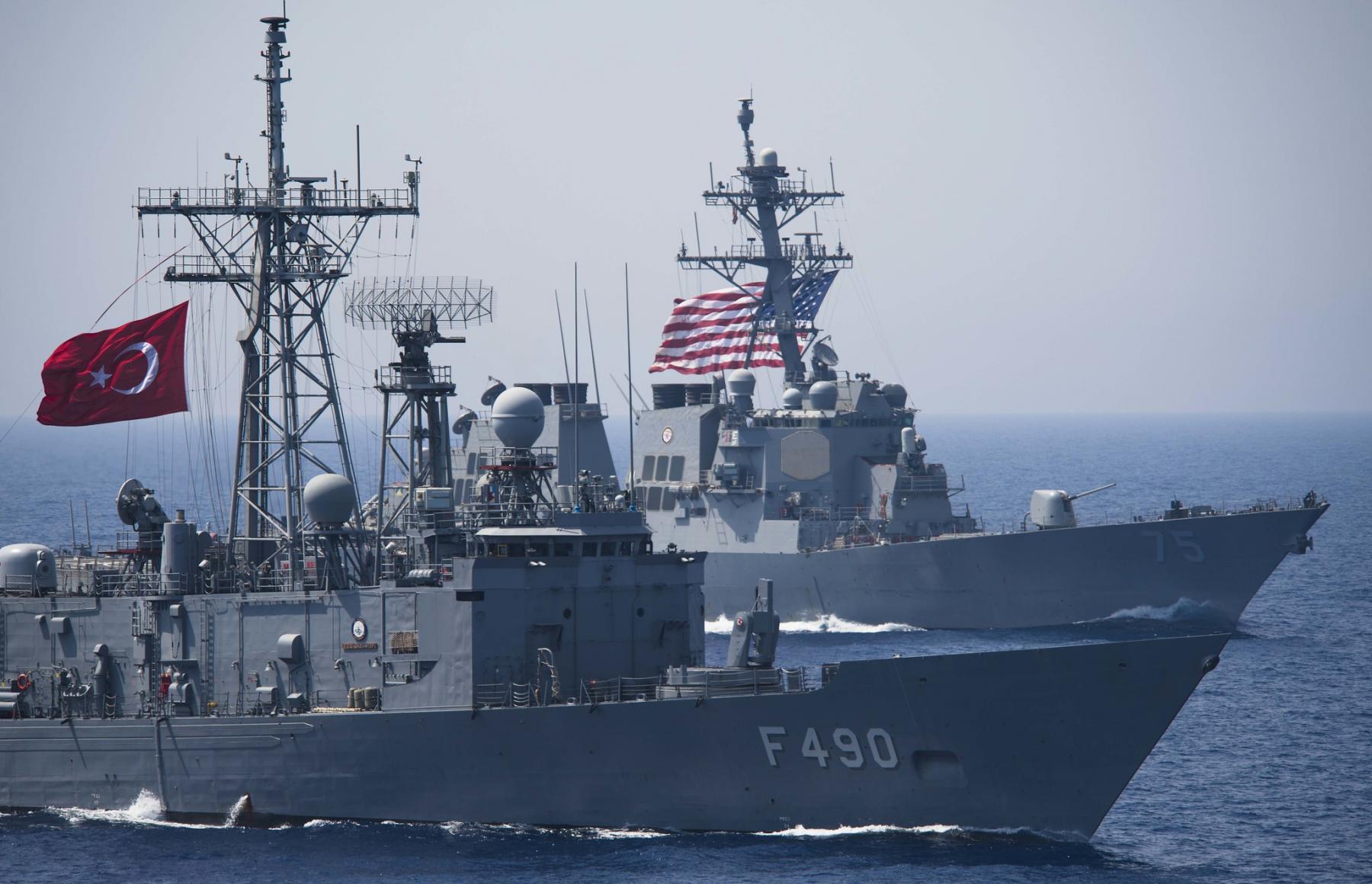 Gabya sınıfı TCG Gaziantep fırkateyni ve Arleigh Burke sınıfı USS Donald Cook muhribi - Doğu Akdeniz